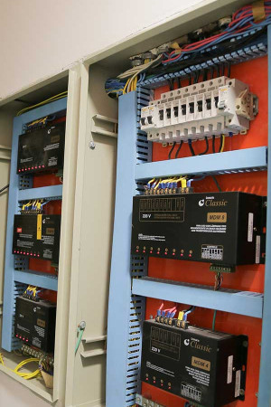 Detalhe dos quadros da central de automação, que ficam protegidos num compartimento isolado.