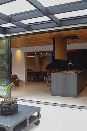 O flap com a TV de 43”, pintado no mesmo tom do teto de madeira, gira para a tela ser bem visualizada na sala de estar.