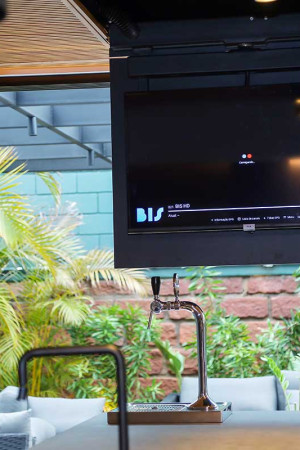 Flap de frente para a bancada do espaço gourmet, como gosta o morador nos dias de futebol.