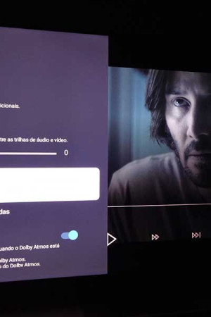 Os efeitos Dolby Atmos são obtidos conectando a TV a uma soundbar ou receiver compatível
