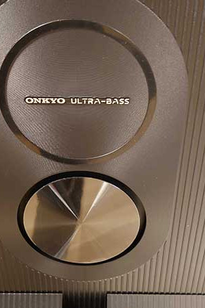 O woofer no painel traseiro reduz as ressonâncias do gabinete