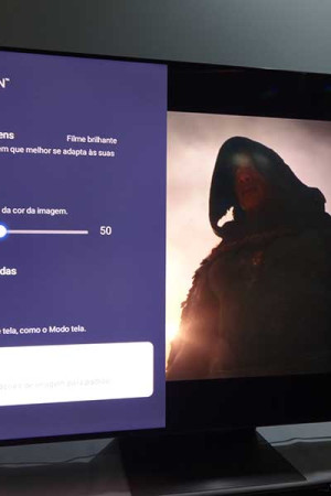 Para ver conteúdos em Dolby Vision, a TV oferece ajustes para dia e noite.