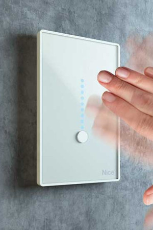Painel de parede sem contato físico, um dos produtos que a Nice fabrica.