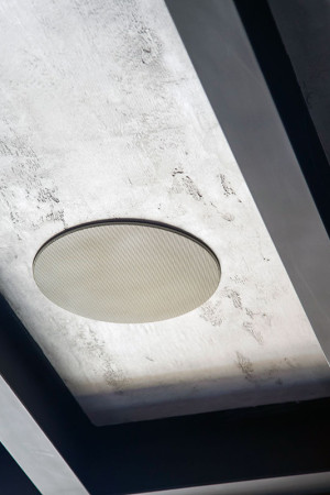 Detalhe da caixa embutida no teto de concreto; apenas a caixa central ficou sobre o móvel.