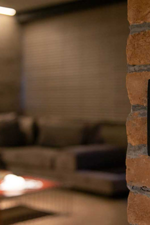 Pelos keypads, o morador controla luzes, cortinas e a</br>temperatura ambiente.