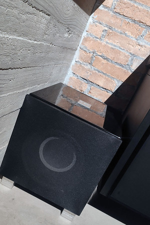 O subwoofer é compacto; foi escolhido pelo padrão estético e performance high-end.