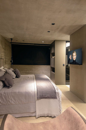 Integrada ao projeto de som e vídeo ambiente, a suíte foi montada com TV de 50” e caixas de teto.