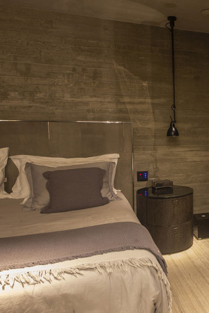 Ao lado da cama estão o keypad de automação e o subwoofer (idêntico ao do home theater), que reforça os sons graves.