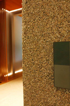 Keypads com visual moderno distribuídos pela casa acionam cenas de luz.