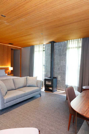 Com 85”, a maior TV fica na suíte master, que também apresenta som ambiente e efeitos de luz.