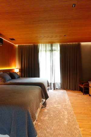 As outras suítes foram equipadas com caixas de teto amplificadas, que se comunicam por Bluetooth.