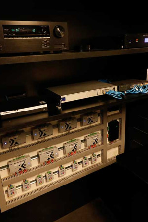 Além do quadro de automação, a sala técnica climatizada reúne equipamentos do home theater, de som ambiente e segurança.