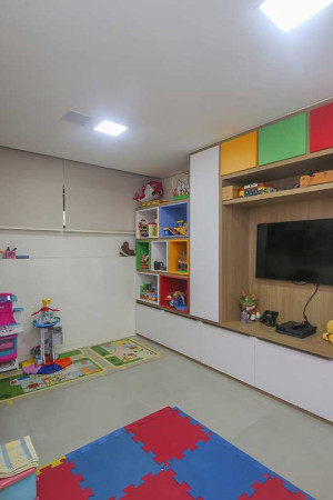 A brinquedoteca também foi sonorizada, para assistir TV e</br> jogar videogame.