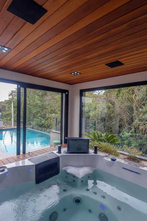 O destaque do spa é a banheira de hidromassagem, com tela retrátil de 19” e ampla vista para a área externa.