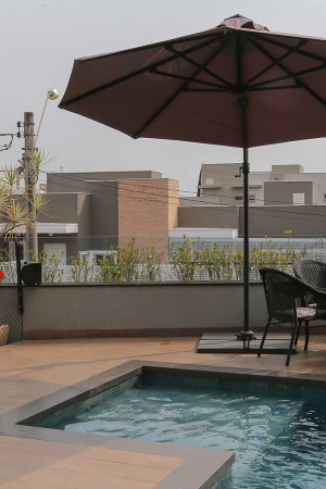 : Na área em torno da piscina, ouve-se música com duas caixas acústicas do tipo outdoor.