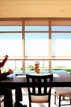 Sala com persianas elétricas acionadas por automação