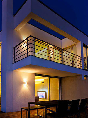 Sobrado em que tanto as luzes internas quanto externas são automatizadas.