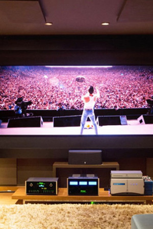 Vista de uma loja especializada com espaço para demonstração.