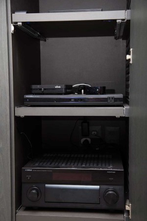 Detalhe do rack com os equipamentos: um único receiver alimenta todas</br>as caixas da área social.
