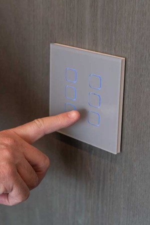 Pelos keypads com design moderno, a família pode controlar os</br>recursos da automação.