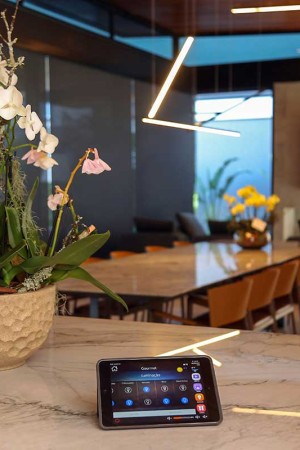 Na área gourmet, os moradores acionam os recursos por esse tablet, exclusivo da automação.