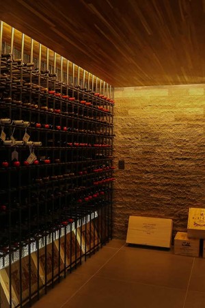 Além de facilitar a escolha dos vinhos, a iluminação personalizada da adega deixa o ambiente ainda mais bonito