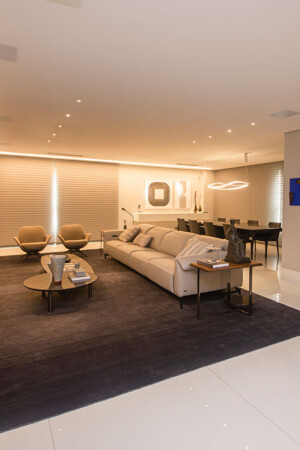 Tanto no home theater quanto na sala de jantar e nos demais espaços do apartamento, só foram usadas caixas de teto.