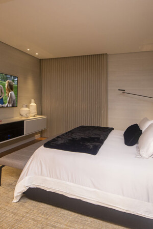 A TV OLED de 65”, com melhor qualidade de contraste, é a estrela</br> da suíte.