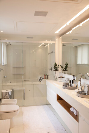 Pelas caixas acústicas do banheiro, também embutidas no teto, ouve-se o áudio da TV que está na suíte.