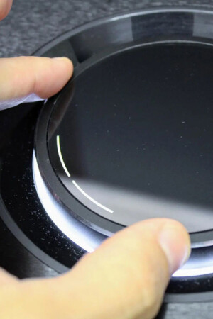 O grande botão giratório, de acionamento suave, facilita acionar as funções do player e do amplificador.