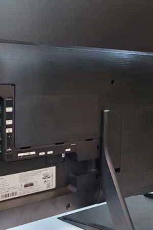 Vista do painel traseiro: o ideal é instalar a TV na parede