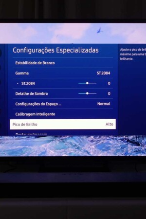 A S90C permite uma série de recursos avançados para ajustes de som e imagem