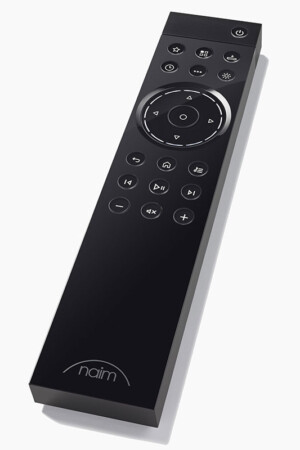 O controle remoto com teclas iluminadas funciona por Zigbee, de maior alcance.