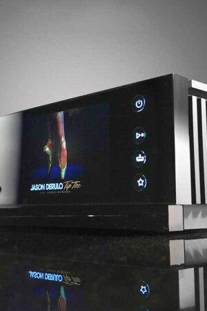 Dos dois lados do chassi há potentes aletas dissipadoras de calor