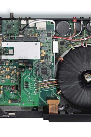 O robusto transformador toroidal é essencial para a reprodução dos graves