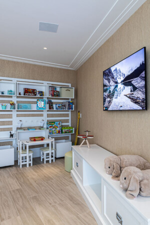 Quarto para crianças segue o padrão dos outros cômodos: TV de 50” e caixas de teto.