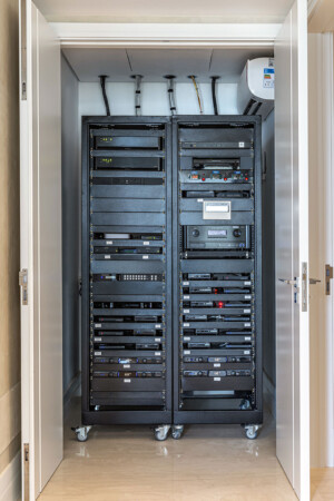 Localizados em uma área técnica climatizada, os racks com rodízios facilitam o acesso aos equipamentos.