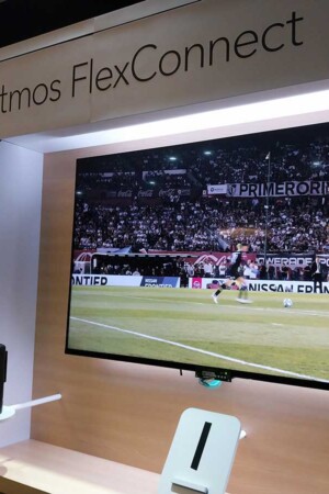 Demonstração do sistema Dolby Flex Connect, já adotado nas novas TVs TCL e Hisense.