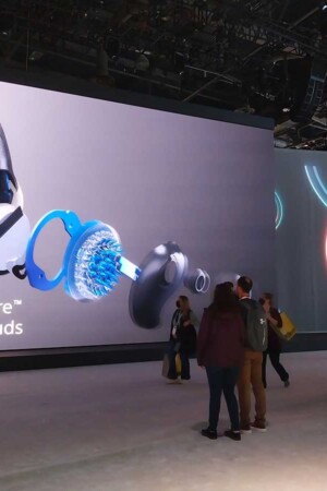Painel de led da Sony mostra os componentes internos de um fone de ouvido earbud