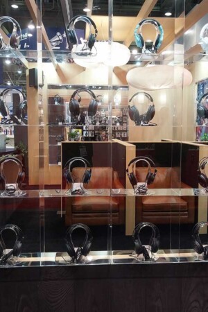 Vitrine do estande da japonesa Audio Technica, com vários modelos de fones de ouvido.