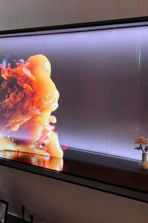 Detalhe da TV OLED T, com tela transparente, exibida pela LG.