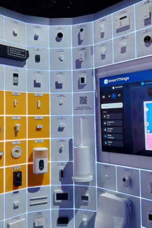 No estande da Samsung, produtos de diversas marcas compatíveis com a plataforma de automação SmartThings.