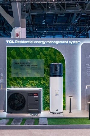 Área do estande da TCL dedicada a sistemas residenciais para gerenciamento de energia