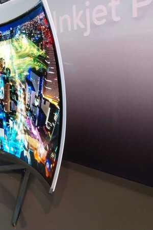 Protótipo do monitor OLED em formato oval demonstrado pela TCL