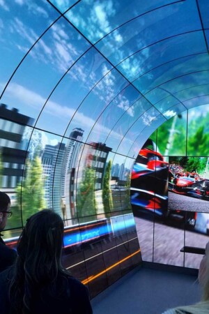 Visitantes da feira passam por dentro do “túnel” montado pela LG com telas OLED