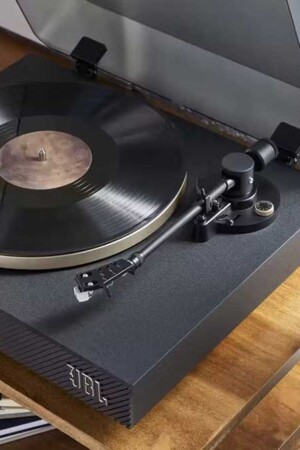 Entre várias novidades, a Harman mostrou seu toca-discos de vinil com Bluetooth, a ser lançado no Brasil.