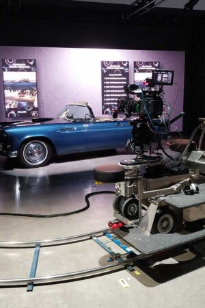 Mini-estúdio de TV montado pela Sony, com câmera móvel 8K.