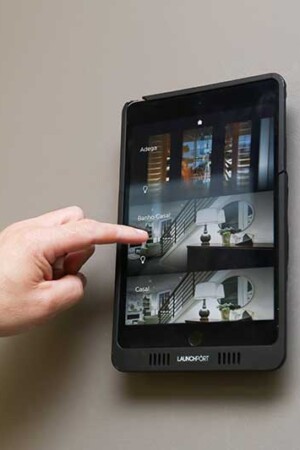 Hall de entrada: tablet para automação mostra os vários ambientes da casa com imagens em tempo real.