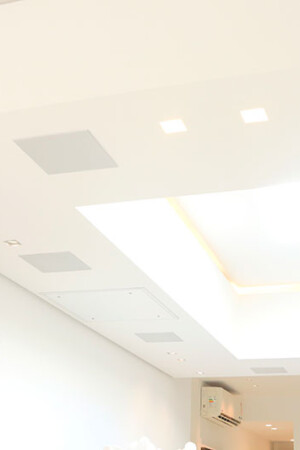 O teto da sala acomoda oito caixas de embutir; seis aparecem aqui: quatro surround e duas Atmos (detalhe).