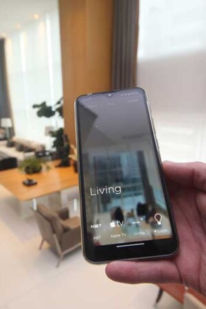 Para controlar luzes, equipamentos e cortinas, a família pode usar celulares, keypads ou tablets.